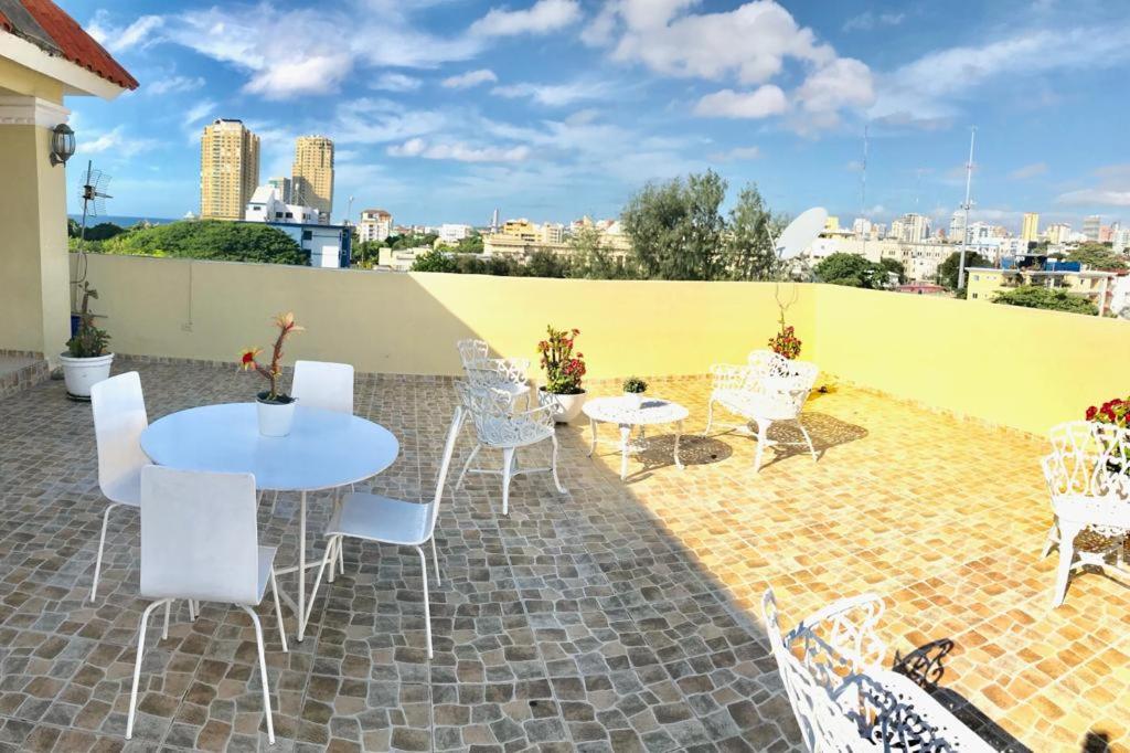 Terraza del Hostal Bella Época con vista al horizonte de Santo Domingo