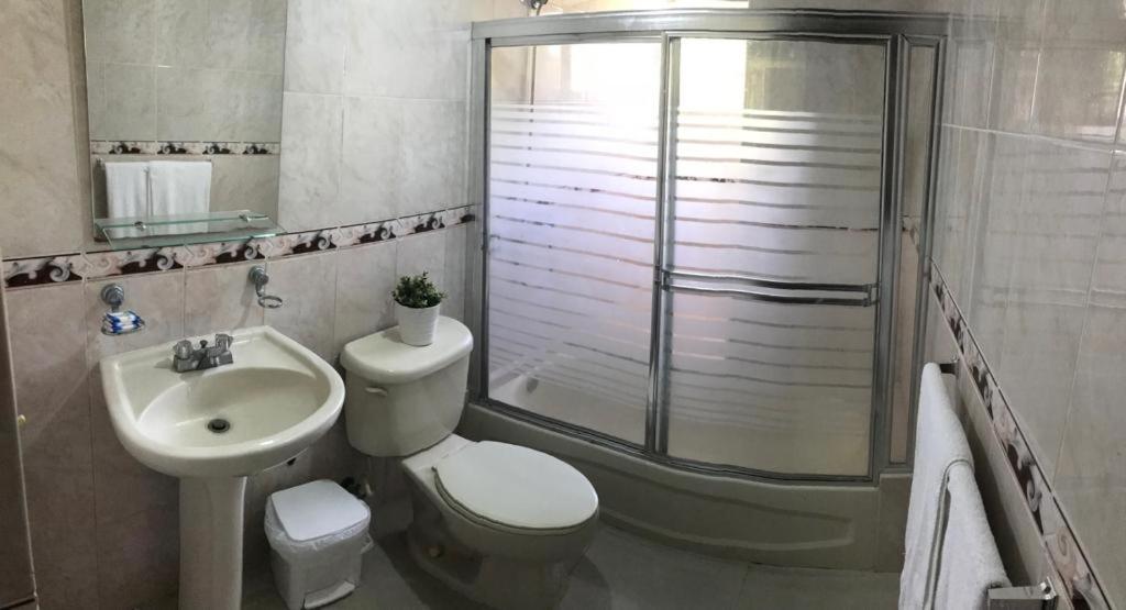 Baño privado con ducha de cristal