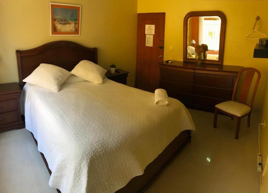 Habitación con cama doble
