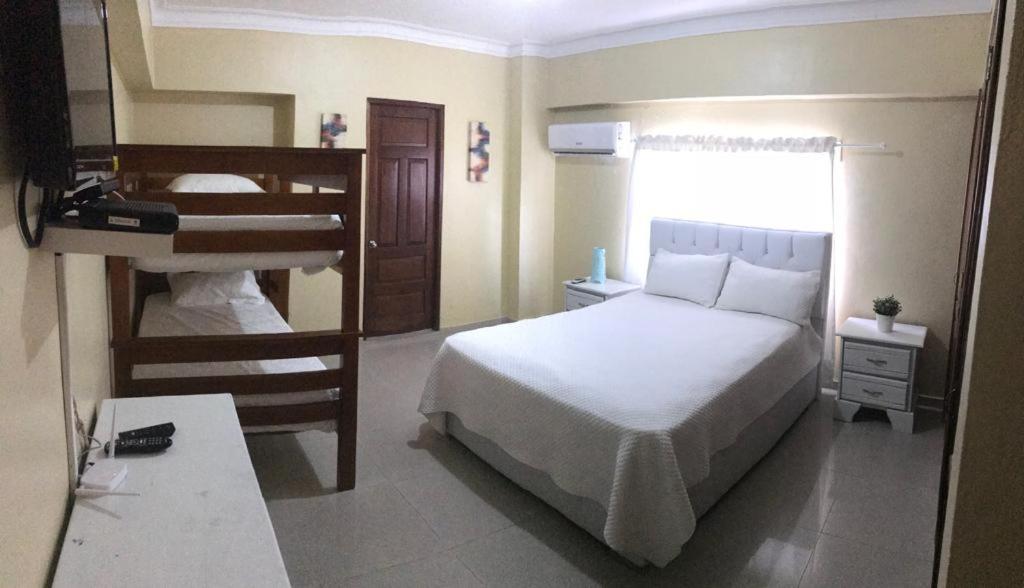 Habitación moderna con cama doble y litera
