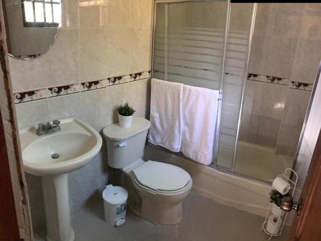 Baño privado con toalla