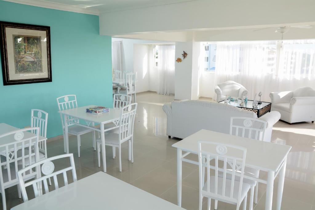 Comedor con pared azul