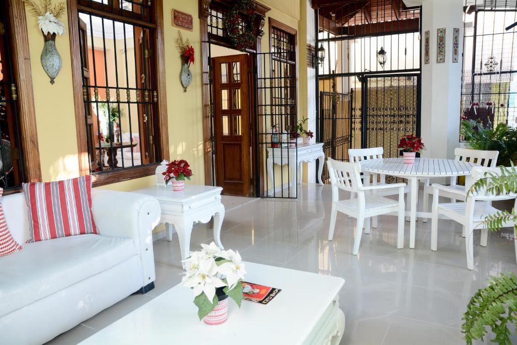 Galería de entrada con poinsettias