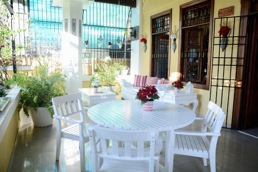 Galería frontal con flores