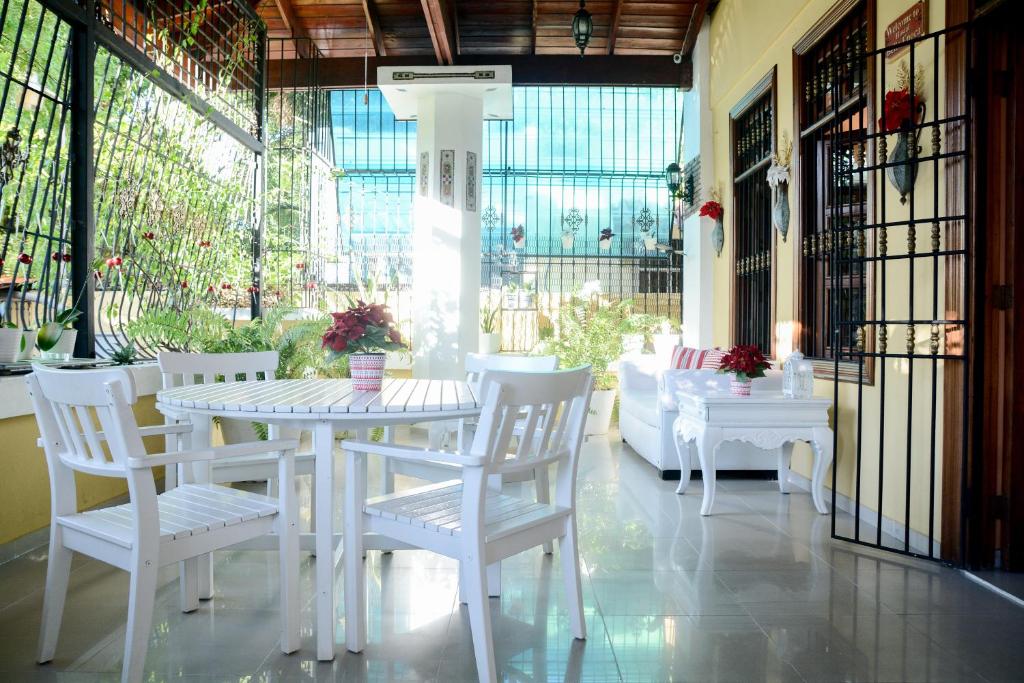 Terraza interior con muebles blancos