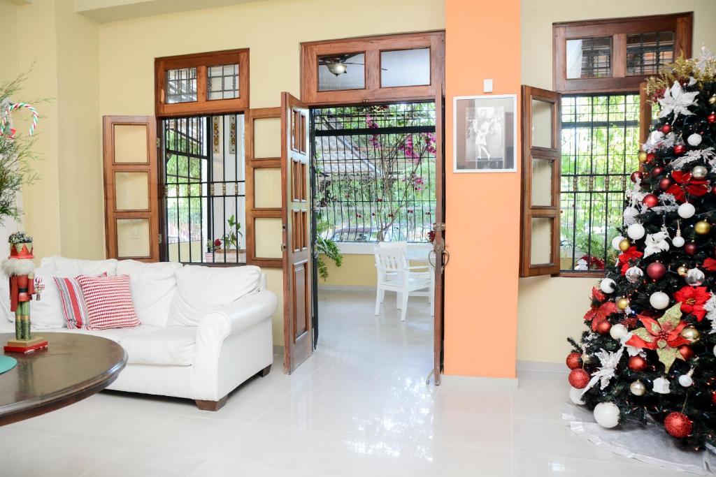 Sala con árbol navideño
