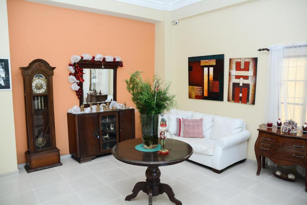 Salón con reloj antiguo