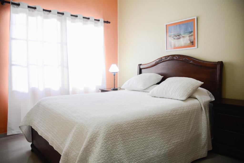 Habitación con cabecera de madera